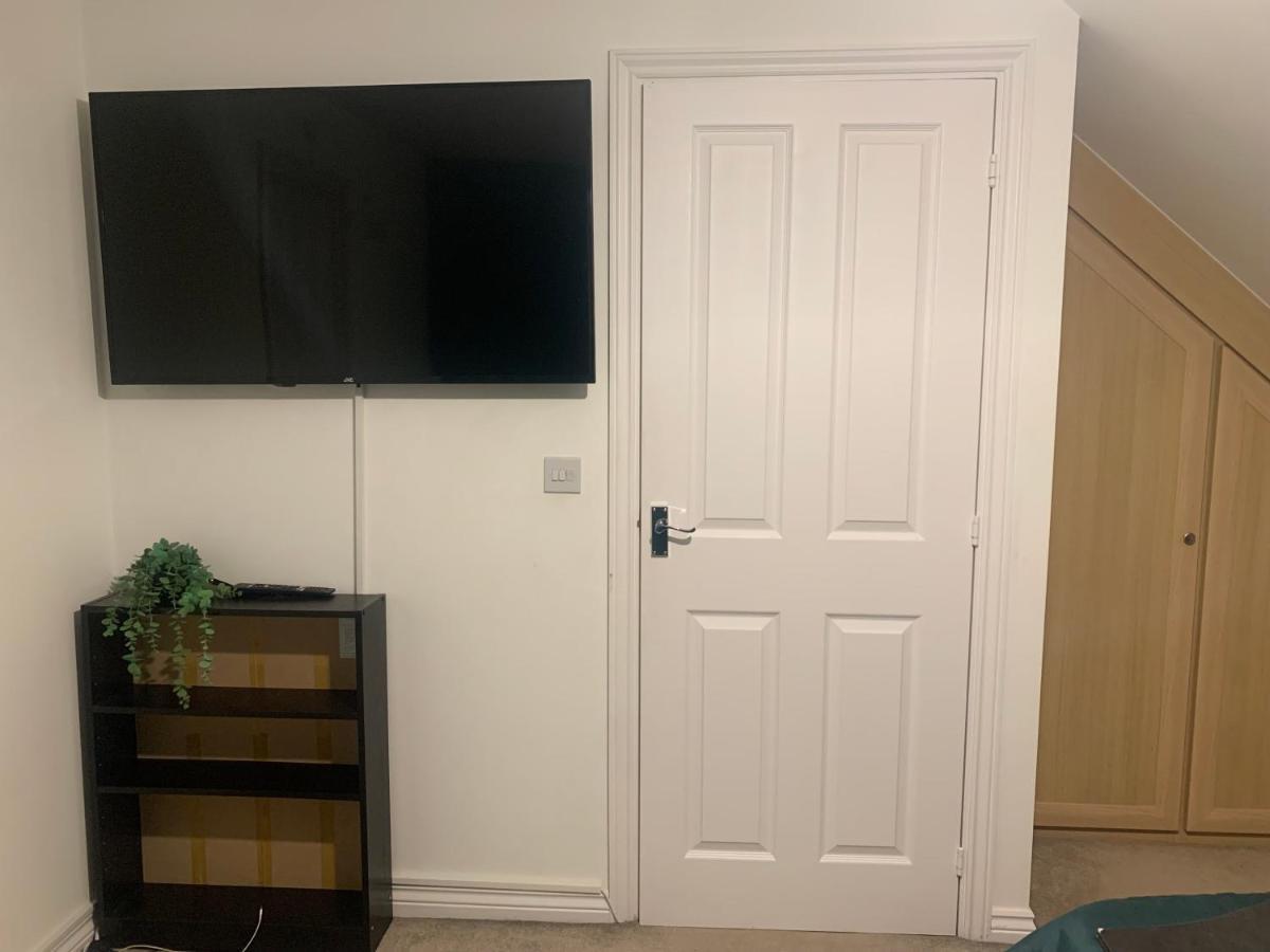 Comfy Double Bedroom In Greater Манчестер Екстер'єр фото